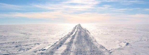 Wskutek różnych procesów zachodzących na Ziemi do atmosfery dostają się zanieczyszczenia naturalne oraz sztuczne, powstałe w wyniku działalności gospodarczej.