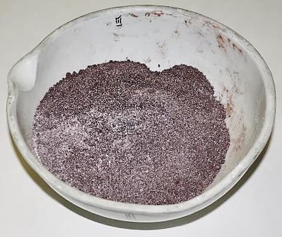 Zastosowanie w zestawie surowcowym samych tlenków skutkuje mniej gwałtownym procesem wytopu, ponieważ z zestawu nie wydzielają się uboczne produkty w postaci gazowej.