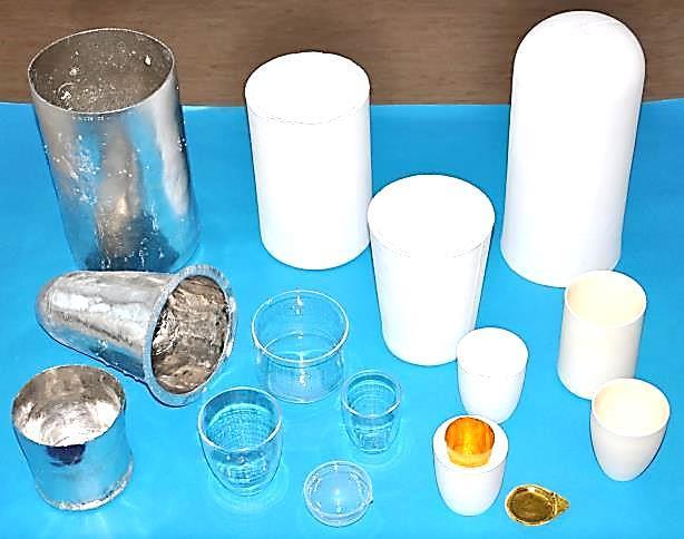 ceramiczne - korundowe lub mulitowe są niedrogie w produkcji, natomiast podczas wytopu najczęściej ulegają częściowemu podtrawianiu przez płynne szkło, przez co należy je dosyć często wymieniać.