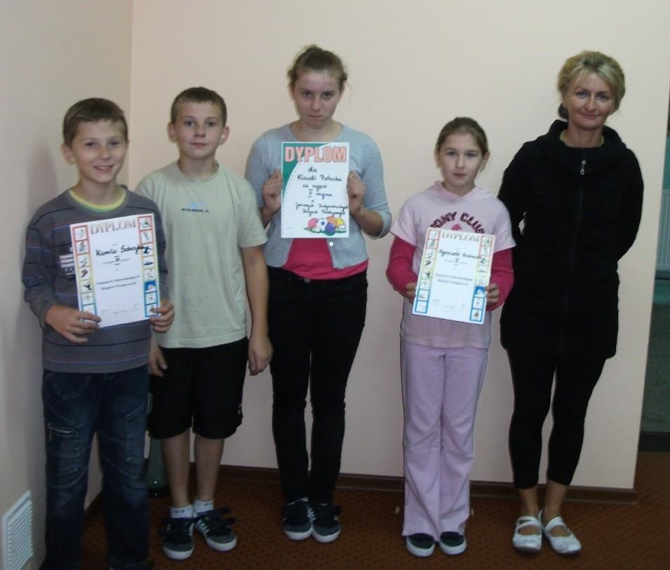 Biegi przełajowe - Brzostek I szczebel Dnia 5 października 2011r. odbyły się zawody sportowe w Brzostku. Brało w nich udział 9 szkół. Nasza szkołę reprezentowało 8 uczniów.