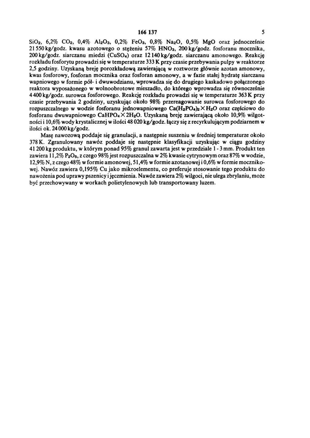 166 137 5 SiO2, 6,2% CO2, 0,4% Al2O3, 0,2% FeO3, 0,8% Na2O, 0,5% MgO oraz jednocześnie 21 550 kg/godz. kwasu azotowego o stężeniu 57% HNO3, 200 kg/godz. fosforanu mocznika, 200 kg/godz.