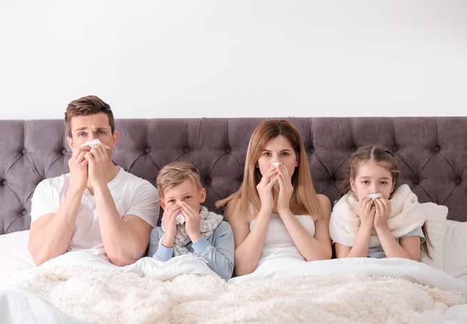 KOMPENDIUM GRYPY Jak właściwie działa wirus grypy? Cząstki wirusa krążą w powietrzu, osiadają na klamkach, biurkach, dlatego ważne jest, aby w okresie epidemii gryp regularnie MYĆ RĘCE.