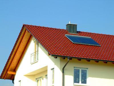 Nie, nie musi. Można bez problemu ogrzać dom kotłem gazowym, jednakże gaz ziemny jest źródłem nieodnawialnym i emitującym CO2.