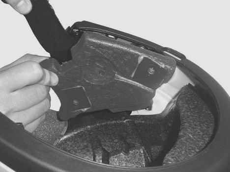 7 Wyjmij prawy i lewy policzek polistyrenowy z kask,delikatnie wyciągając je z