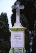 Pomnik księdza Bonifacego Piechy na cmentarzu parafialnym w Chróścicach. (fot.