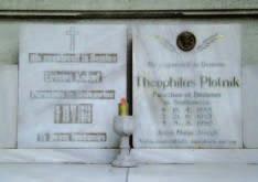 Tablice na nagrobkach zmarłych proboszczów Teofila Plotnika i Eryka Kokota w kaplicy przykościelnej w Starych Siołkowicach. (fot.