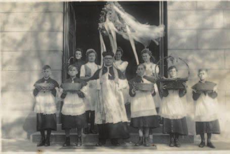 Uroczystość święta plonów (prawdopodobnie 1948 rok). W dolnym rzędzie stoją ministranci Achim i Rudolf Malek, Józef Spyra, Kania, Ziolko oraz proboszcz Teofil Plotnik.