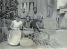 Rodzina Rudek zajmująca się po drugiej wojnie światowej wyplataniem koszy. Jadwiga i Grzegorz Rudek wraz z dziećmi Rudolfem, Hildegard i Helmutem.