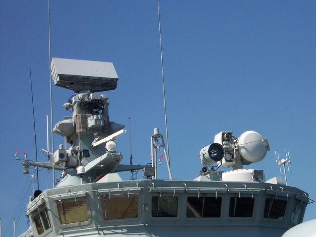 Radar Ceros 200 przystosowany do współpracy z rakietami przeciwlotniczymi ESSM na uderzeniowej wersji okrętu modułowego typu Flyvefisken HDMS Viben (obecnie Tejo ) fot. M.