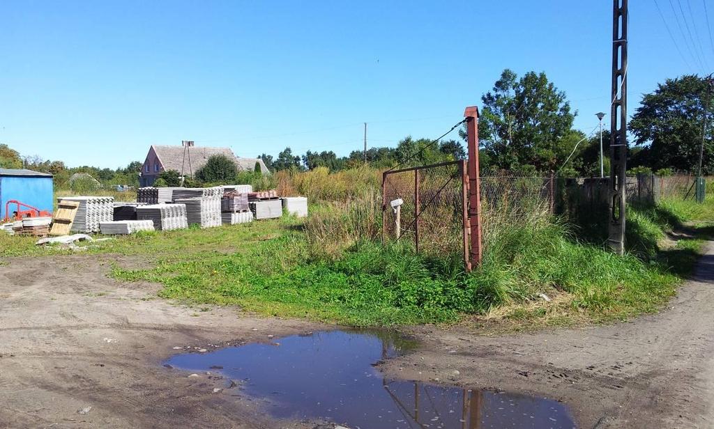 sąsiadujący obszar podmokłej doliny i stawy w Kamosowie - poza zasięgiem zainwestowania).