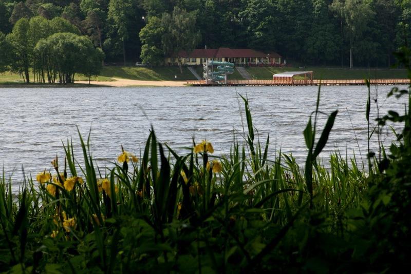 Nad południowym brzegiem jeziora zlokalizowane są ośrodki wypoczynkowe: Ośrodek Wypoczynkowy Pod Lipami, Ośrodek Wypoczynkowy AMBROWIL, Ośrodek Wypoczynkowy Dar Serca, Ośrodek Wypoczynkowy Lech,