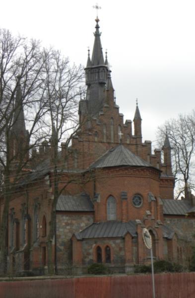 , kościół ewangelicko-augsburski z XIX w. fragmenty murów obronnych i baszty zamkowej z XIV w. liczne domy drewniane i murowane z XIX w. Fotografia 4. Kościół parafialny p.w. Św.