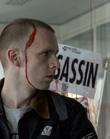 Obrazy filmowe zazwyczaj wywołują wrażenie bezpośredniego uczestnictwa w wydarzeniach, tutaj jednak reżyser wielokrotnie posługuje się efektem dystansu do pokazywanego obrazu, czy to za pomocą