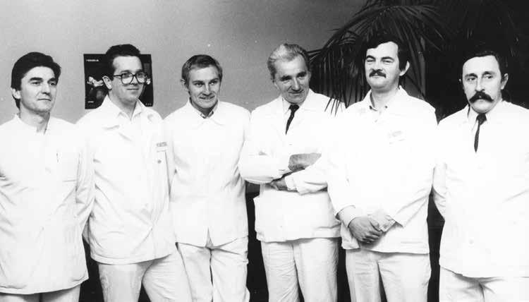 MEDYK BIAŁOSTOCKI A K T U A L N O Ś C I 12 listopada 1987 r. zespół prof. Mariana Szamatowicza tuż po odebraniu historycznego porodu. Od lewej: dr hab. Euzebiusz Sola, prof. Waldemar Kuczyński, prof.