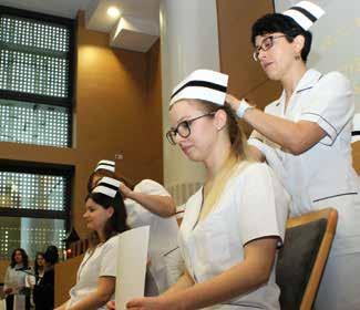 ideałom zawodu, oficjalne przemówienia - to skrócony scenariusz uroczystości czepkowania studentek II roku pielęgniarstwa i położnictwa, która odbyła się 23 listopada.