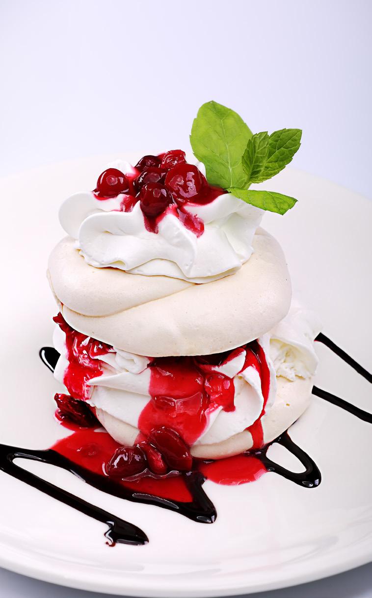 DESERY DESSERTS Płatki bezy z bitą śmietaną i sosem
