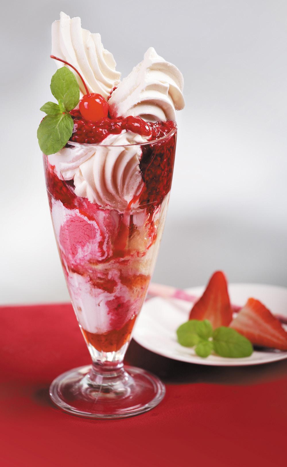 DESERY LODOWE ICE CREAM DESSERTS Malinowa sonata /200g Lody waniliowe / sorbet malinowy / beza / bita śmietana / sos: malinowy i