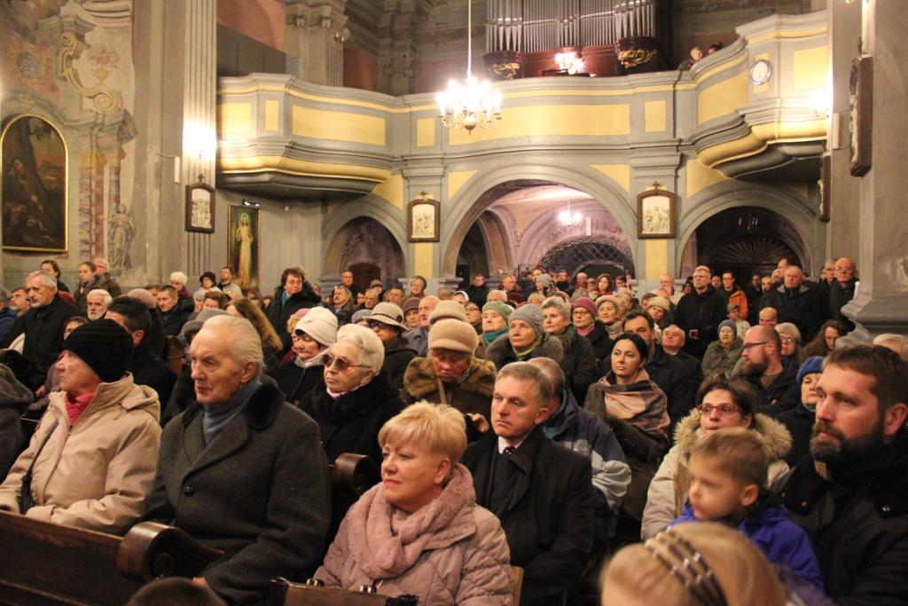 To właśnie tu, każdego 13. dnia miesiąca, sprawowano msze św. za Ojczyznę, na które tłumnie uczęszczano w czasach stanu wojennego. Po męczeńskiej śmierci kapelana Solidarności bł. ks.