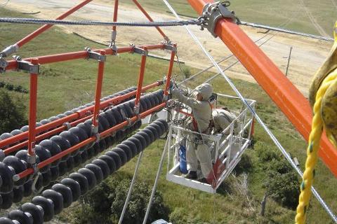 Lokalizacja wyładowań niezupełnych w strefach roboczych prac pod napięciem 11 normalnych warunkach atmosferycznych, progowe natężenie pola elektrycznego, przy