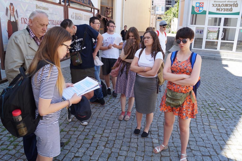 Pierwsza z lewej strony, główna przewodniczka po Winnicy Natalia Kacprzak.