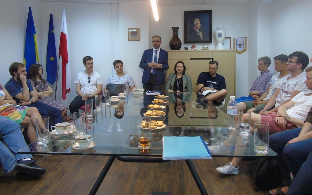 Spotkanie w Konsulacie Rzeczypospolitej Polskiej w Winnicy W środku stoi Konsul Generalny Damian Ciarciński, absolwent SEW z 2006 r.