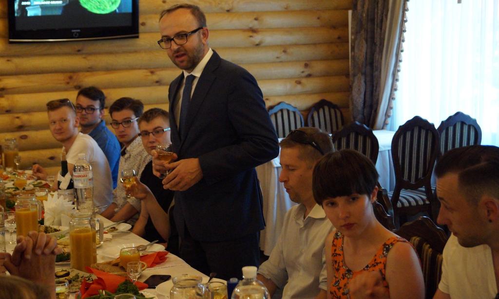 Polskiego, którego jest naczelnym redaktorem. Na koniec spotkania kierownik objazdu wręczył konsulowi indeks wydany w 2010 roku ze zdjęciami wszystkich absolwentów SEW z lat 2000 2010.