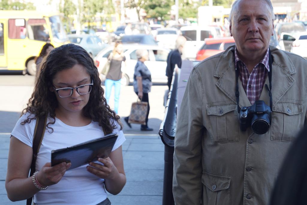 Kinga Kosiba wygłasza informacje