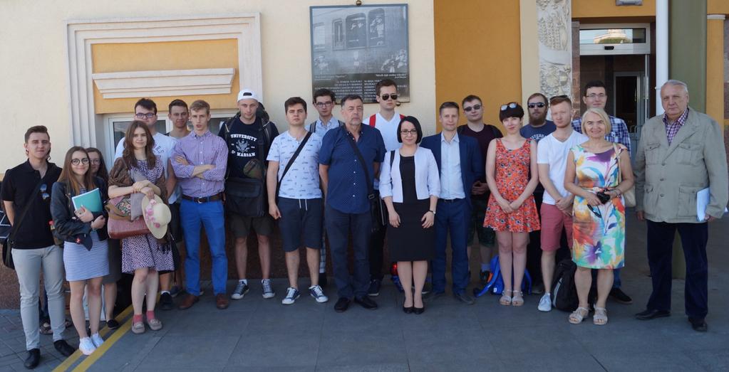 Studenci, kadra i Honorowi Goście pod tablicą pamiątkową z wizerunkiem Marszałka Piłsudskiego i Atamana Petlury. Poznawanie miasta rozpoczęliśmy w centrum.