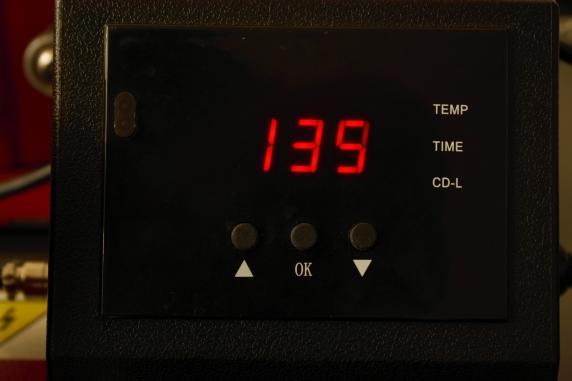 Po zatwierdzeniu czasu transferu, wyswietlacz wskazuje aktualna temperature. Temperatura rosnie do wielkosci ustalonej w punkcie. c).