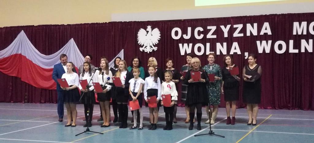 Patriotyczne śpiewanie zrodziło się z potrzeby serca Wyrosło ze wspomnień lat dzieciństwa i młodości, z tradycji domu rodzinnego, z osobistych doświadczeń