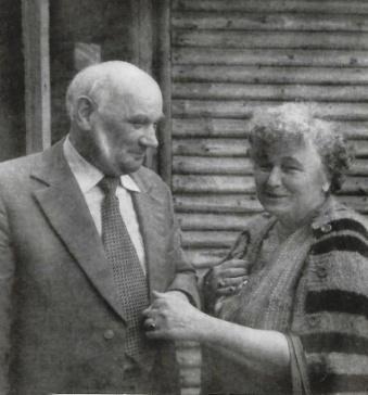 Na zdjęciu z lewej: Karol Mytnik i Józefa Panachida Skowron Tłumacka rodzina rzeczywiście odmładzała się, przyjeżdżało więcej Tłumaczan urodzonych pod koniec lat 20-tych i w latach 30-tych, co dało