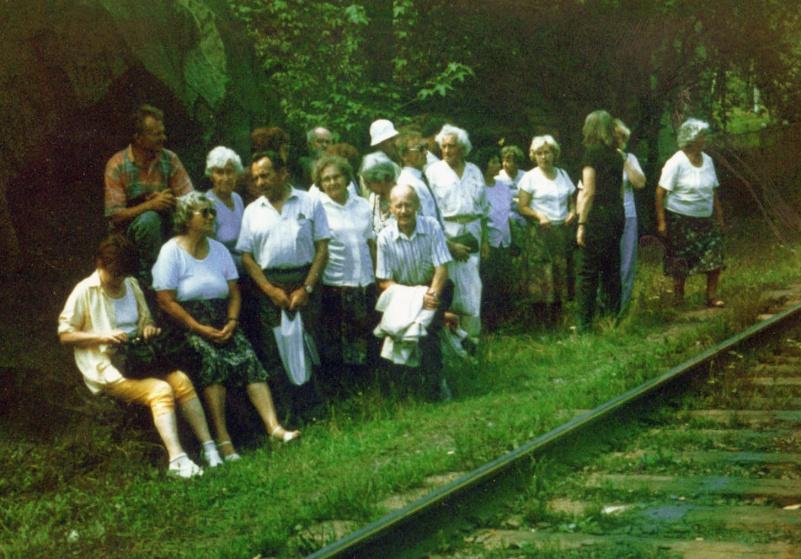 Wjechaliśmy do miasta ulicą Adama Mickiewicza, na której stały zniszczone kamieniczki z zarośniętymi, zaniedbanymi ogrodami. Nikt ich nie odnawiał od lat.