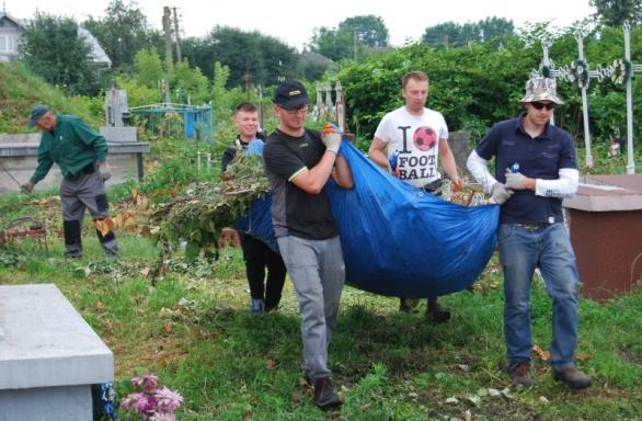 Dziewiąty rok prac na cmentarzu w Tłumaczu Prace na cmentarzu w Tłumaczu Cmentarz w Tłumaczu należy do tych nekropolii, które objęte są akcją Mogiłę pradziada ocal od zapomnienia od początku jej