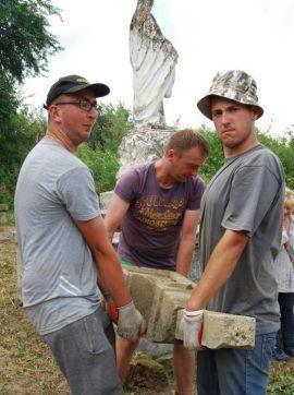 Wykonane prace Ze względu na wielki wysiłek, jaki włożyliśmy w uporządkowanie tego cmentarza w ubiegłym roku, podczas tegorocznej akcji pracowało się nam nieco łatwiej.