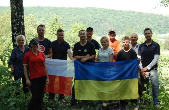 Teren ten uporządkowaliśmy najlepiej jak tylko potrafiliśmy, a ekipa która zajmuje się obecnie renowacją cmentarza doceniła nasze starania. Widzieli bowiem, jak nekropolia wyglądała jeszcze niedawno.