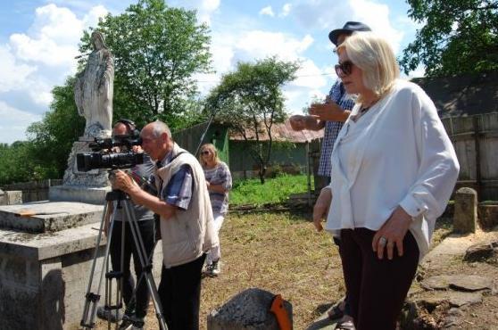 Obaj zrobili bardzo wiele, żebyśmy zainteresowali się tym miejscem. Ekipa telewizyjna programu Wschód na cmentarzu w Niżniowie. Zdjęcie górne: Radosław Fabisch, Łukasz Wolski i Konrad Jaworski.