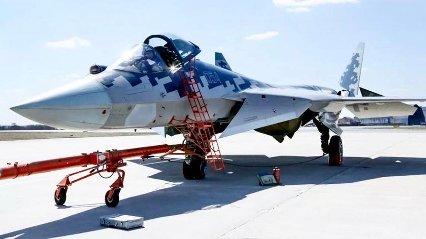 porównamy piąty prototyp T-50-5 i kolejny, szósty T-50-6-2 (pomiędzy ich oblotami minęło prawie dwa i pół roku).