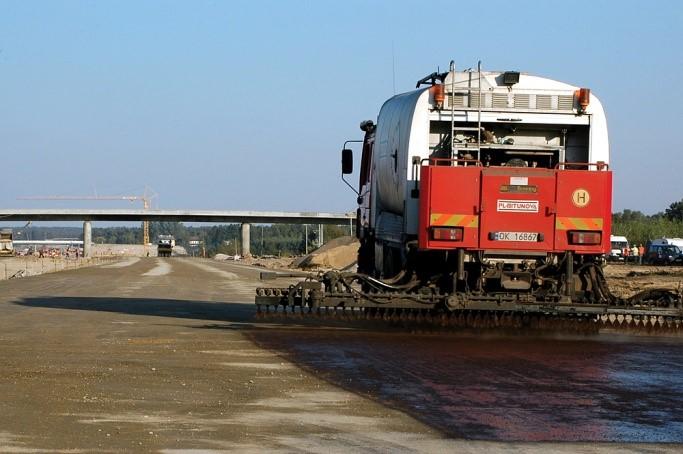 Zadanie 1. Na zamieszczonym rysunku przedstawiono wykonywanie Zadanie 2. uszorstniania warstwy ścieralnej z betonu cementowego. skrapiania warstwy wiążącej emulsją asfaltową.