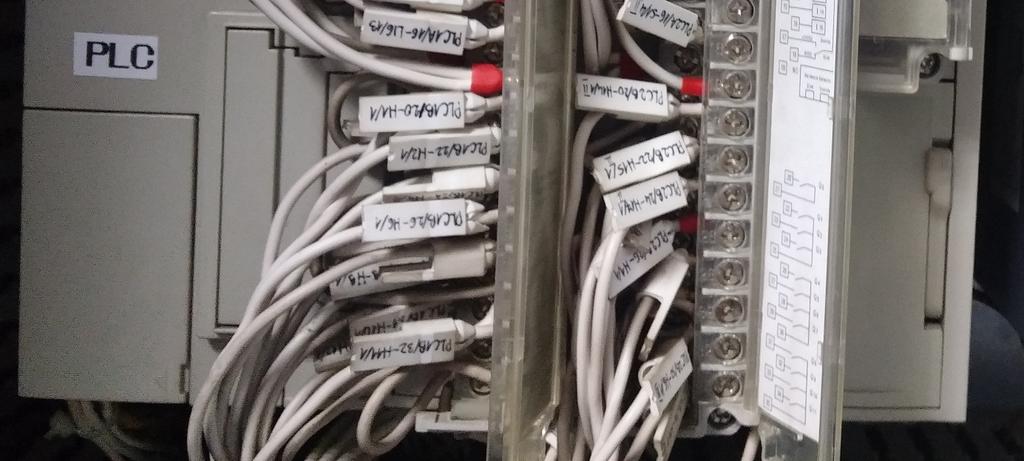 Nie powinno być problemów z przebiciem się przewodami pomiędzy serwerownią a dyspozytornią. c.