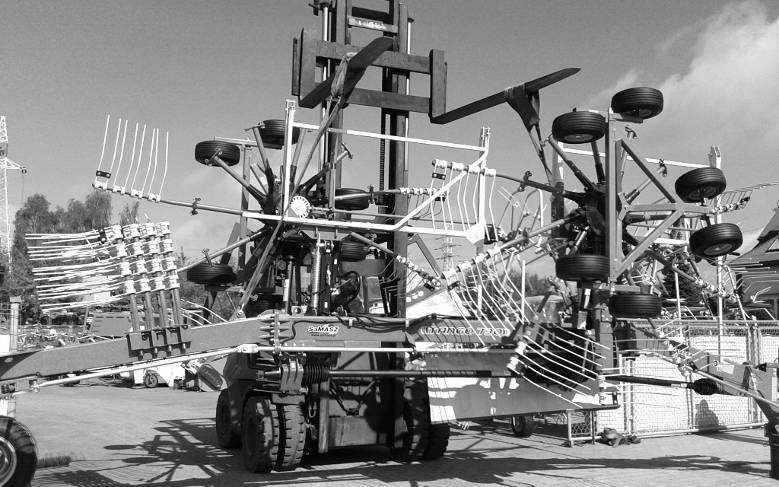 Rys. 5. Przemieszczanie maszyny na inny pojazd w celach transportowych 1750 mm 4115 mm Rys. 6. Położenie środka ciężkości 4.4. Elementy robocze Przed rozpoczęciem użytkowania zgrabiarki sprawdź stan wirnika i palców zgrabiających.