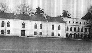 Z prawej strony fragment pałacu z arkadami i widocznym spiczastym dachem baszty. W części arkadowej na I piętrze mieściła się duża galeria obrazów z zespołem płócien F. Smuglewicza z XVIII w.