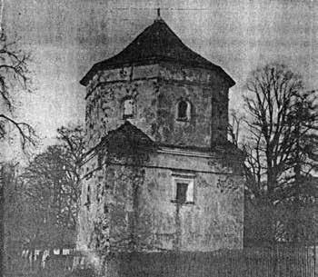 plety nowszych mebli. Do pierwszej wojny światowej ściany pokrywały tapety lub obicia materiałowe. Układane w duże kwadraty posadzki wykonane były z dębu.