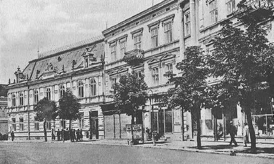 Od lewej gmach Kasy Oszczędności w Stanisławowie, archiwum autora.