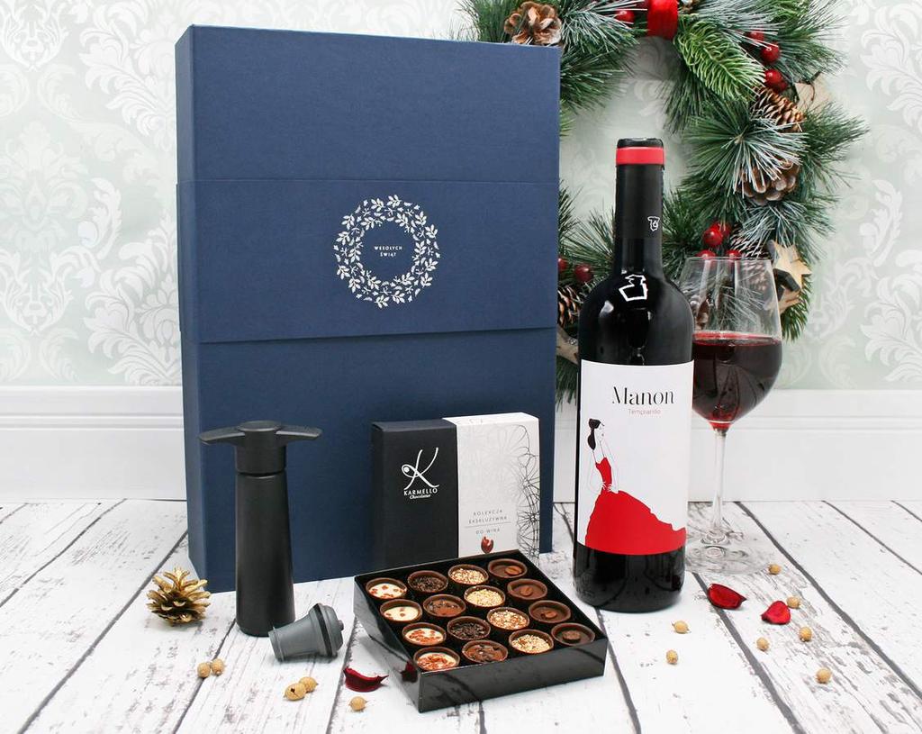 ZESTAW ŚWIĄTECZNY Z WINEM, PRALINKAMI I AKCESORIAMI DO WINA Oryginalny zestaw świąteczny dla miłośników wina zawierający butelkę hiszpańskiego merlot, pralinki do wina oraz akcesoria: pompkę