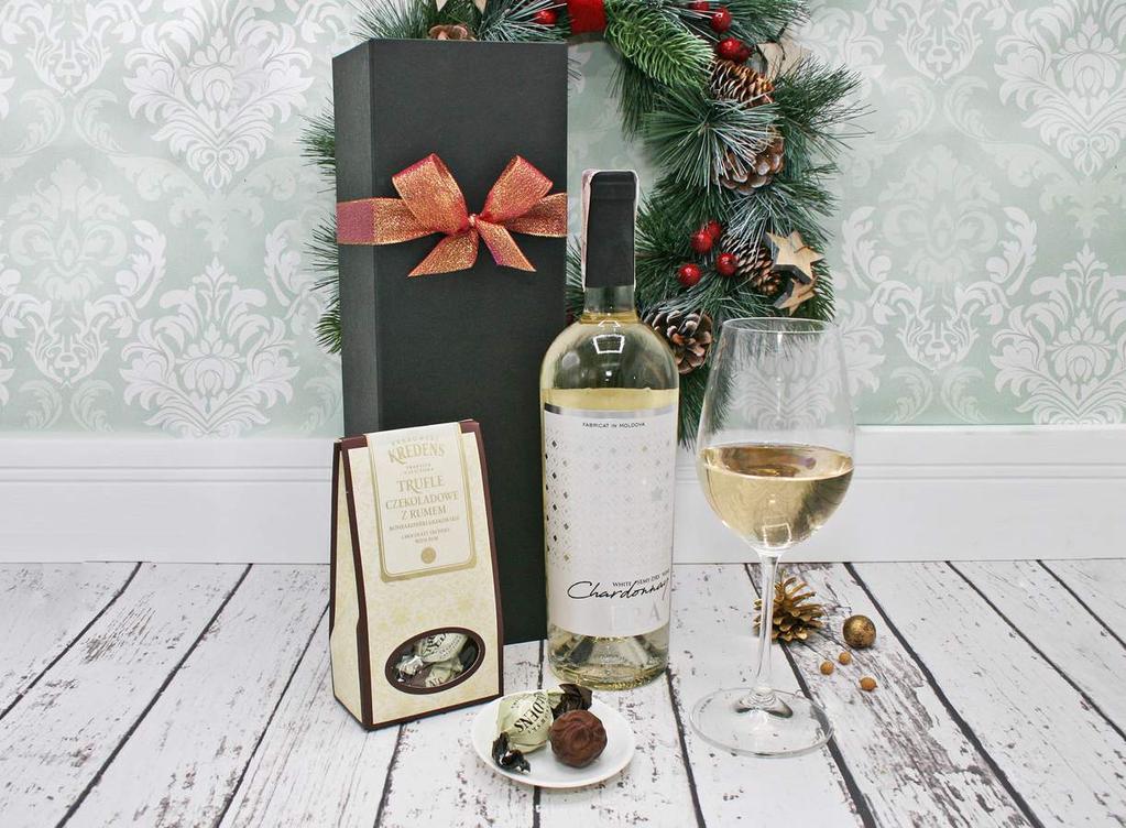 ZESTAW Z CHARDONNAY I RUMOWYMI TRUFLAMI Stylowy podarunek świąteczny z białym winem ze szczepu chardonnay w zestawie z wybornymi czekoladowymi truflami wypełnionymi rumowym nadzieniem.