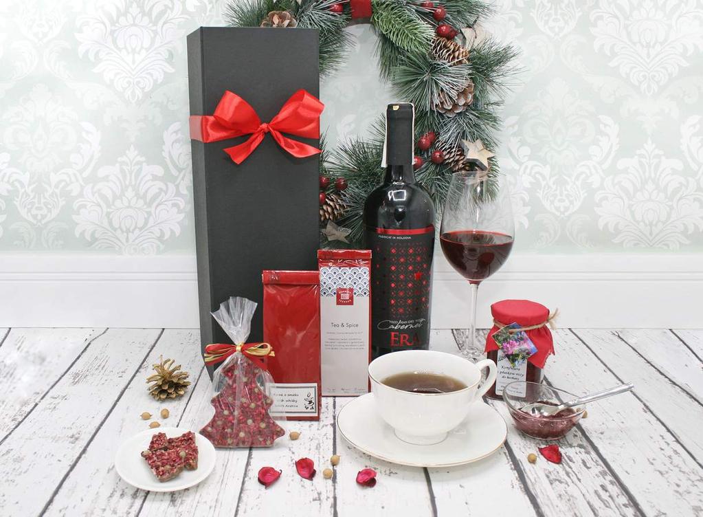 ZESTAW PREZENTOWY KLASYKA ŚWIĄT Klasyczny świąteczny zestaw prezentowy w niezwykle eleganckiej formie. Wyjątkowa kompozycja smaków i aromatów, która podkreśli niezwykłą atmosferę Świąt.
