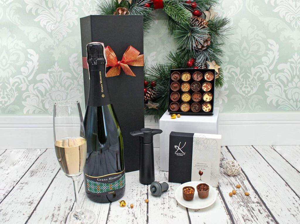 ZESTAW ŚWIĄTECZNO-NOWOROCZNY Z WINEM MUSUJĄCYM Elegancki zestaw świąteczno-noworoczny ze wspaniałym hiszpańskim winem musującym, wyprodukowanym tradycyjną szampańską metodą.