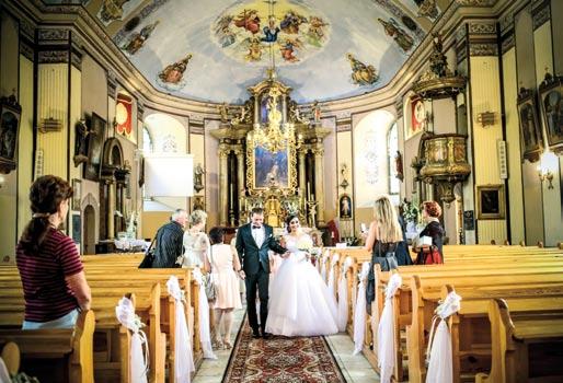 Ówcześnie żonę można było porwać lub z nią uciec. Dochodziło także do aranżowania małżeństw przez rodziców i rodzinę. Te tradycje są nadal kultywowane wśród młodych Romów.