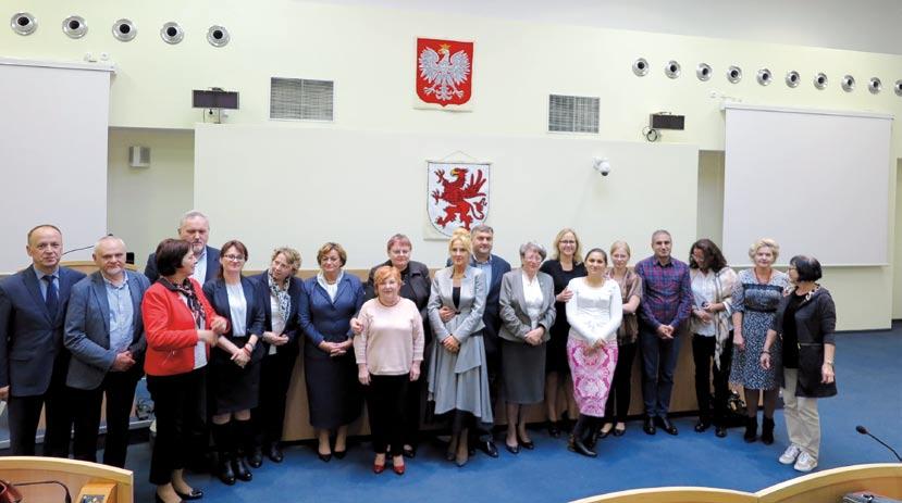 życie społeczne oparte na stosunkach władzy podporządkowujących kobiety mężczyznom.