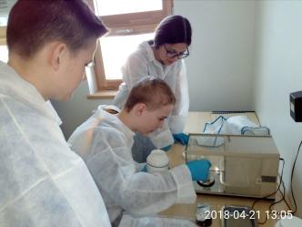 Po raz piąty, 75 utalentowanych i zainteresowanych biologią uczniów szkół podstawowych, gimnazjów i liceów ogólnokształcących uczestniczyło w zajęciach laboratoryjnych w IB w ramach projektu